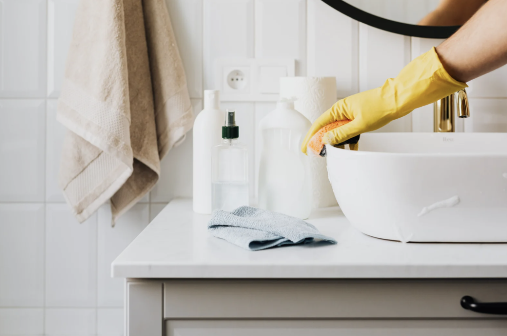 A Simple Weekly Cleaning Schedule for a Tidy Home bathroom